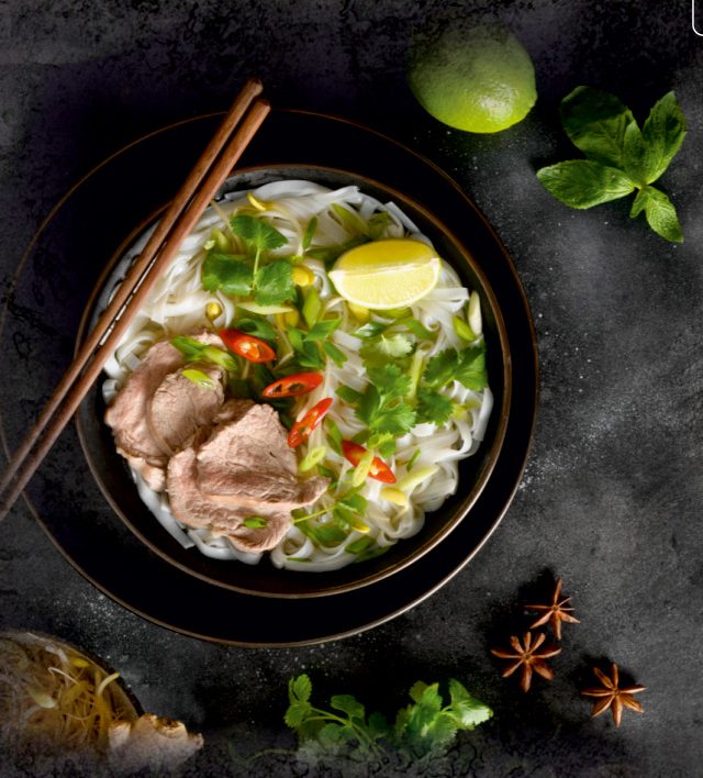 Pho mit Rinderbrühe
